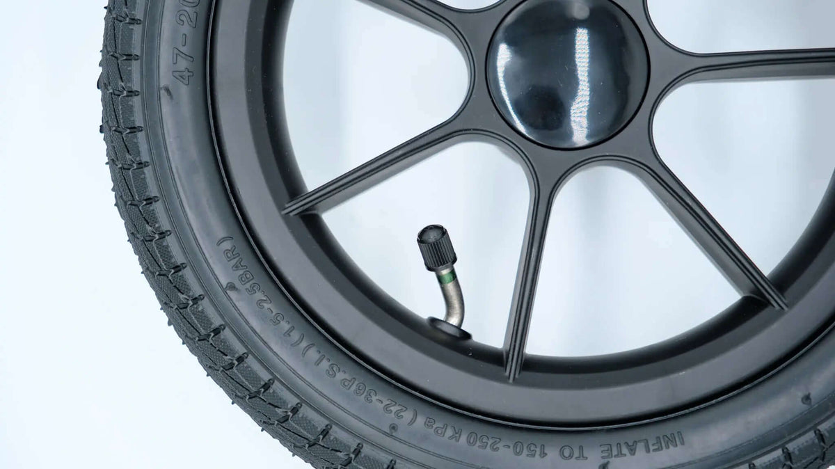 Moon Gio+ Hinterrad 12 Zoll schwarz Ersatzrad – Nahaufnahme Reifen und Felge hinten
