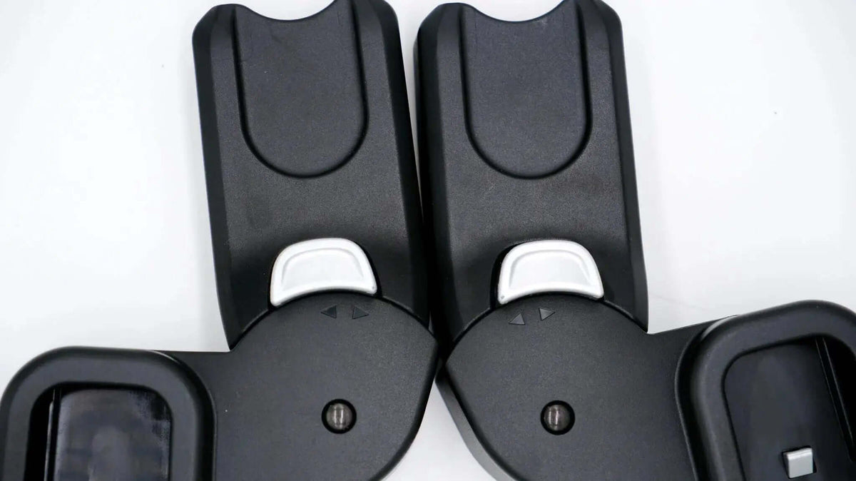 Nuna Babyschalen Adapter für Demi Next und Demi Grow: schwarze Adapteraufnahme mit Rastclips im Detail