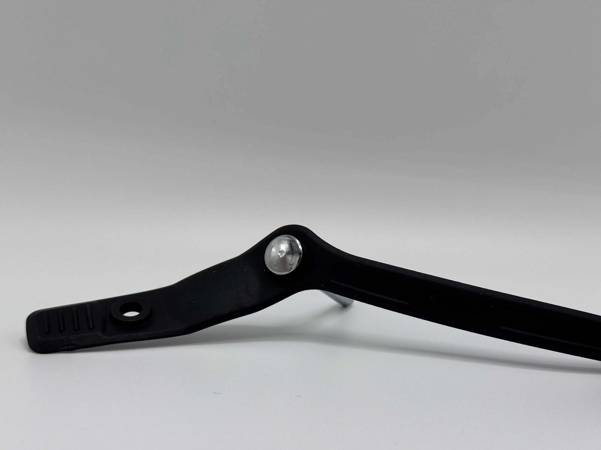 Thule Chariot Sicherungssplint mit Kappe für Kupplung – schwarzer Splint mit Metallkopf und Halteröse, Detailansicht