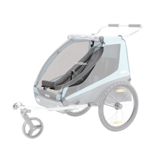 Thule Infant Sling Babytrage dunkelgrau für Courier & Coaster XT ab 2026, Ansicht im Kinderfahrradanhänger
