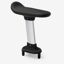Bugaboo Sitz für das Komfort-Mitfahrbrett, zeigt die Sitzfläche aus schwarzem Material auf einem silbernen Gestell, perfekt für entspannte Mitfahrgelegenheiten.