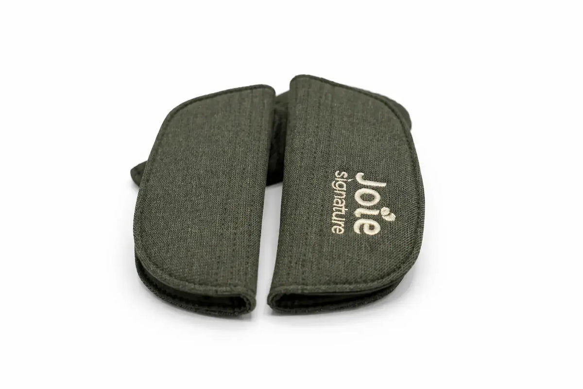 Gurtpolster Signature Joie für Parcel LX – Ersatzpolster in Ebony, Eclipse, Evergreen, Maple & Sandstone - KnirpsExperte