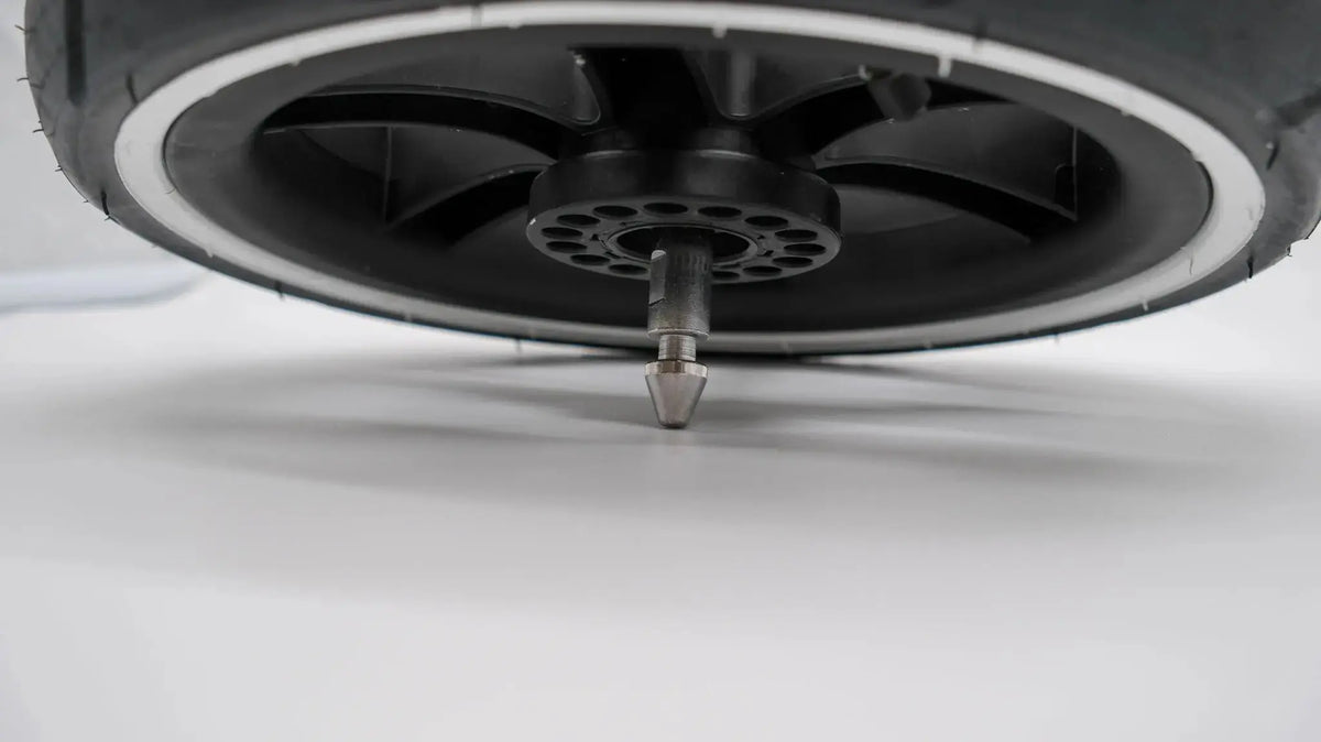 Detailansicht der Unterseite des ABC-Design Hinterrad Salsa 4 Air 12 Zoll, sichtbar ist der Ventilstellplatz für einfaches Aufpumpen