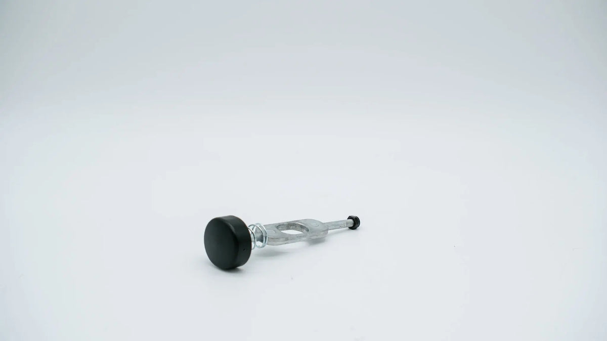 Vorderansicht der Hinterradverriegelung von ABC-Design, mit schwarzem Knopf und silberner Metallstange.