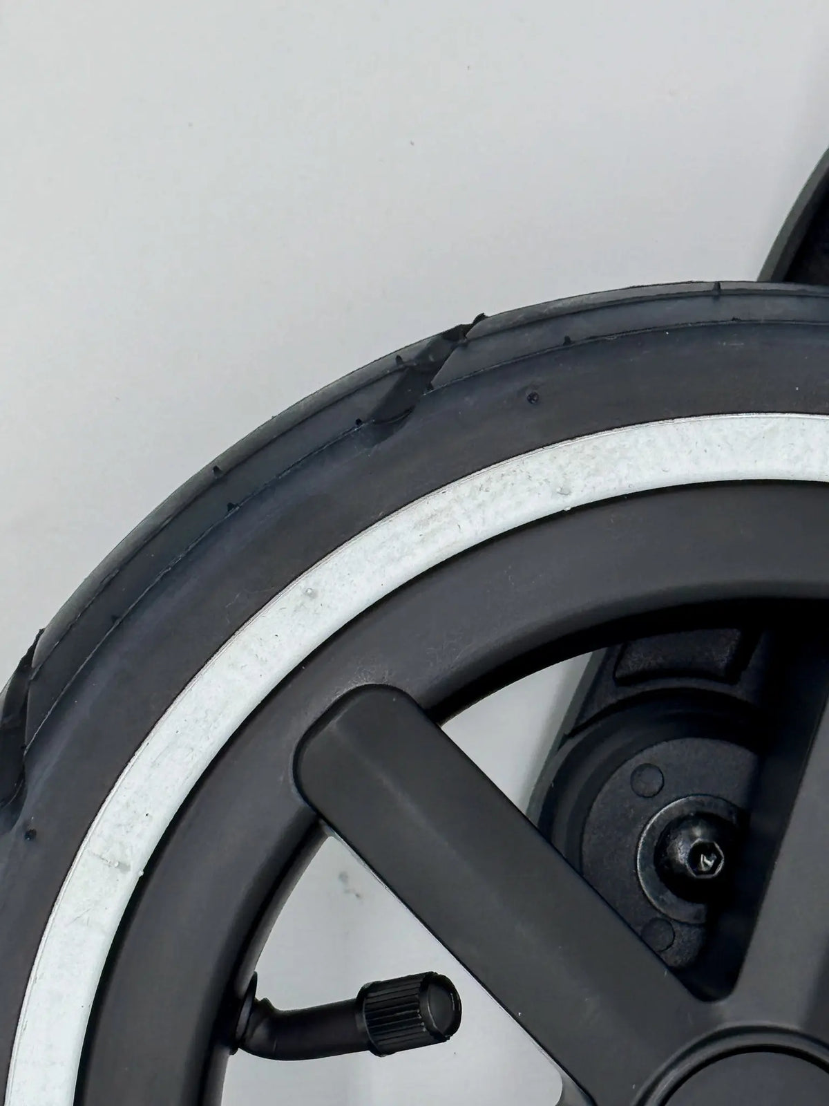 Detailansicht des Vorderrads für ABC Design Salsa 4/5 Air, zeigt den Reifen mit weißen Streifen und eine nahe Ansicht des Ventils.