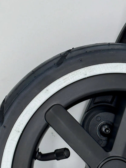 Detailansicht des Vorderrads für ABC Design Salsa 4/5 Air, zeigt den Reifen mit weißen Streifen und eine nahe Ansicht des Ventils.