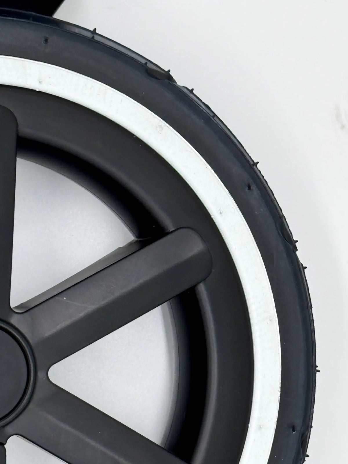 Nahaufnahme des Vorderrads für ABC Design Salsa 4/5 Air, zeigt das Profil des Reifens mit schwarzem Design und weißen Akzenten.